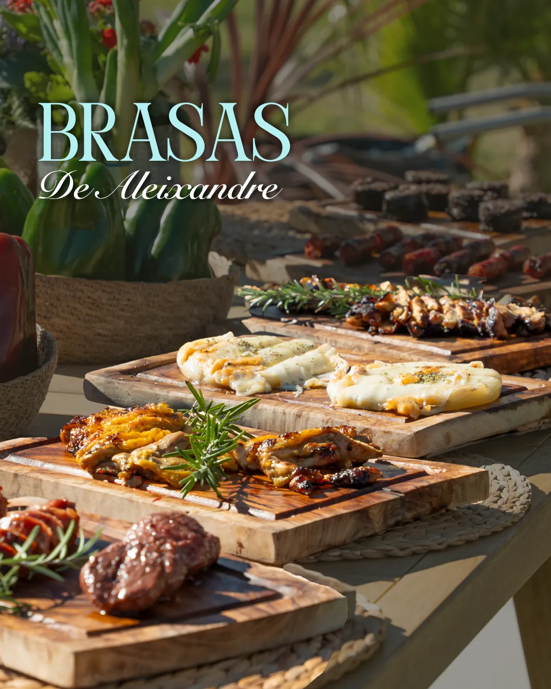 Gran mesa exterior de catering premium con brochetas, verduras frescas en cestas y platos gourmet junto a una piscina al fondo
